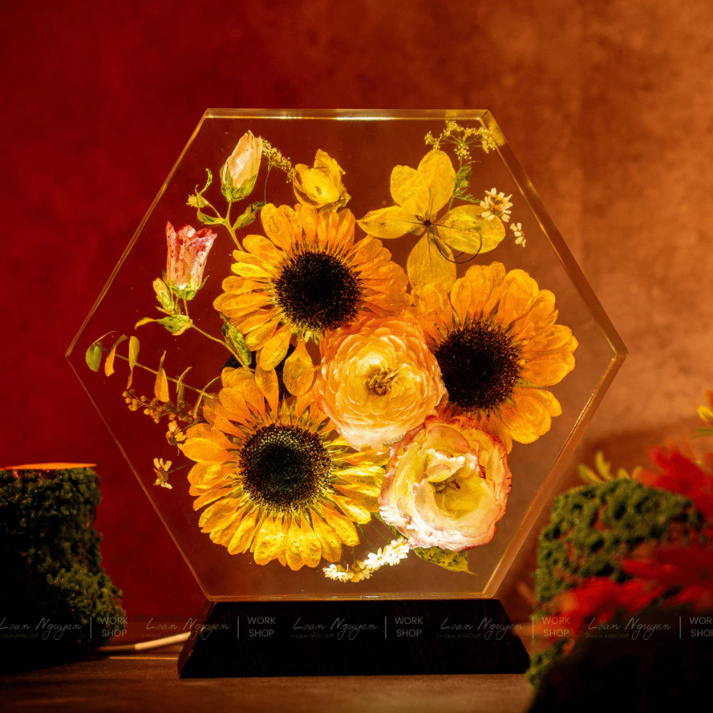 Night Light with 3 Sunflowers and 2 Roses, Decoration for Bedroom, Handmade, Perfect as a Gift - CDResin.com