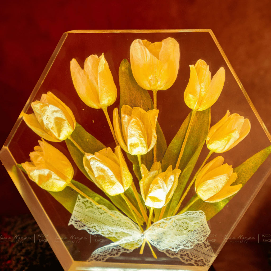 Real Tulip Flower Night Light, Artificial Flowers, Desk Decoration for Study and Bedroom, Handcrafted, Perfect for Gifts - CDResin.com